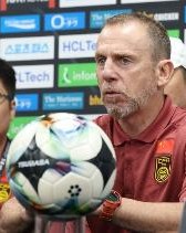 记者评国足：防守侵略性需提升，弱队打强队没犯规基本是投降了