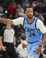 伟德Bevictor登录入口-拼尽全力！诺曼-鲍威尔24中13空砍34分 次节独得20分