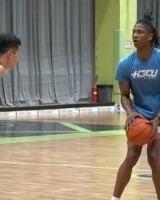 技术流对决！李观洋和前广州外援威尔-道格拉斯打1V1