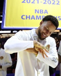 伟德Bevictor官网-领戒指之夜击败湖人 库里33分演绎完美揭幕战