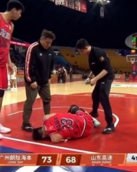 伟德平台-惨烈！郭艾伦突发受伤，抱着左膝痛苦倒地，被担架车送出场